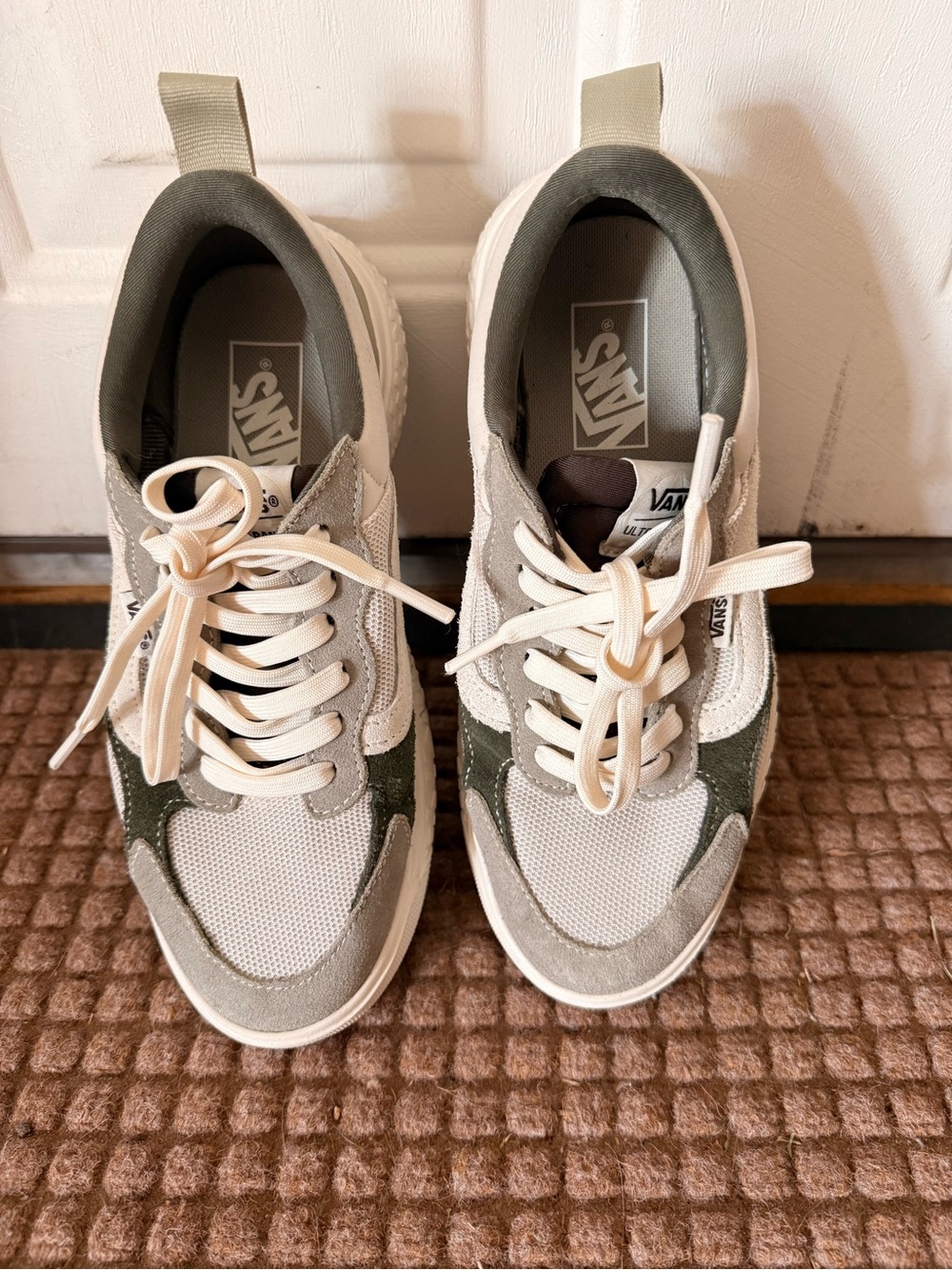 Vans ultra range M6.5/W8 Lace-Up Sneakers in Cream and Olive